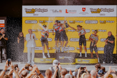 Zdjęcie przedstawia Marszałka Województwa Lubelskiego Jarosława Stawiarskiego oraz Czesława Langa i uczestników Tour De Pologne Women
