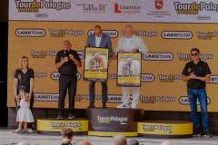 Zdjęcie przedstawia Marszałka Województwa Lubelskiego Jarosława Stawiarskiego oraz Czesława Langa i uczestników Tour De Pologne Women