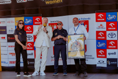 Zdjęcie przedstawia Marszałka Województwa Lubelskiego Jarosława Stawiarskiego oraz Czesława Langa i innych organizatorów Tour De Pologne Women