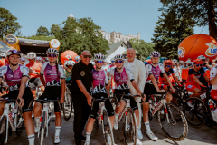 Zdjęcie przedstawia Marszałka Województwa Lubelskiego Jarosława Stawiarskiego oraz Czesława Langa i uczestników Tour De Pologne Women