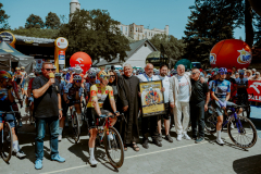 Zdjęcie przedstawia Marszałka Województwa Lubelskiego Jarosława Stawiarskiego oraz Czesława Langa i uczestników Tour De Pologne Women