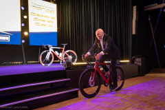 Na zdjęciu znajduje się Czesław Lang który jedzie na rowerze podczas  konferencji 4. Tour de Pologne Women w Lubelskim Centrum Konferencyjnym