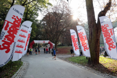 Widok na park jesienią w słoneczny dzień, w parku jest ustawiona dmuchana brama z napisem Urząd Marszałkowski Województwa Lubelskiego oraz standami z napisem Solidarność