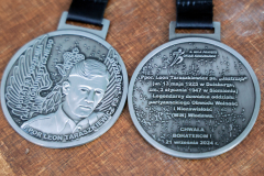 Medal srebrny, przedstawione są dwie strony na jednej z nich jest wizerunek ppor Leona Taraszkiewicza