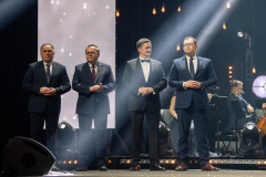 Jerzy Szwaj, Zbigniew Wojciechowski, Zdzisław Szwed i Bartłmiej Bałaban, w strojach galowych stoją na scenie