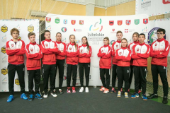 zdjęcie przedstawia reprezentacje województwa lubelskiego w badmintonie na tle oficjalnej ścianki mistrzostw podczas XXVI Ogólnopolskiej Olimpiady Młodzieży