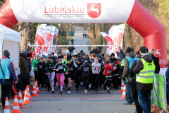 Dmuchana brama z napisem Lubelskie, pod którą przebiegają pierwsi uczestnicy biegu, sa to dzieci w wieku szkolnym