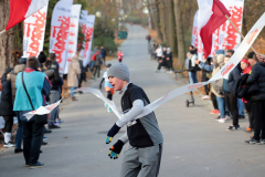 Chłopiec kończy bieg i zrywa taśmę znajdująca się na mecie