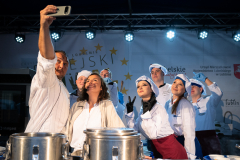 Agnieszka Kraszewska i Aleksander Baron, gospodarze telewizyjnego programu „Rosół polski”, pozują do wspólnego selfie wraz z kucharzami.