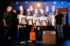 Kucharze z dyplomami oraz nagrodami na zakończeniu konkursu Good Chef Junior.