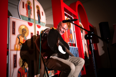 Koncert Aleksandra Yarmoły, lidera zespołu Haydamaky, na gitarze akustycznej.