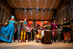Grupa Scholares Minores pro Musica Antiqua w barwnych kostiumach epokowych grająca, oraz tańcząca w parach.