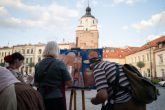 Artystka podczas malowania Bramy Krakowskiej na płótnie.