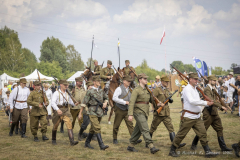 Pochód grupy rekonstrukcyjnej, mężczyźni w strojach wojska polskiego z czasów II wojny swiatowej