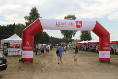 Widok na bramę dmuchaną z napisem Lubelskie, za nią widać miasteczko festiwalowe