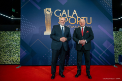 Marszałek Jarosław Stawiarski w towarzystwie mężczyzny stoi na sciance z napisem Gala Sportu
