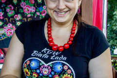 kobieta w stroju ludowym