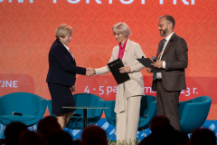 Agnieszka Drozd Bownik, Dyrektor Departamentu Promocji, Sportu i Turystyki wręcza nagrodę na scenie