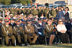 Widok na wojskowych uczestniczących w wydarzeniu, jest to około trzydziestu osób zajmujących miejsca siedzące