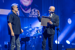 Krzysztof Cugowski otrzymuje pamiątkowy medal od marszałka Jarosława Stawiarskiego