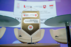 Proporczyk z napisem Lubelskie Smakuj Życie Urząd Marszałkowski Województwa Lubelskiego Partner Samorządowy Polskiego Komitetu Olimpijskiego 2025-2026