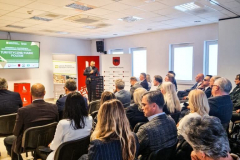 Członek Zarządu Jarosław Kwasek zwraca się do kilkudziesięciu siedzących osób, uczestników konferencji