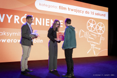 Wręczenie nagród w konkursie filmowym, laureat odbiera nagrodę na scenie