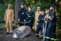 Przedstawiciele służb OSP, którzy podjęli się porządkowania żydowskiego miejsca pamięci, pozują do zdjęcia przy obelisku