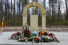 Pomnik upamiętniający pomordowanych Żydów w Lasach Kozłowieckich. Dookoła pomnika leżą złożone wieńce i wiązanki