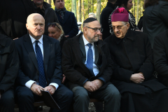 Marszałek Jarosław Stawiarski, Naczelny Rabin Polski i biskup kościoła katolickiego siedzą na krzesłach na zewnątrz podczas uroczystości