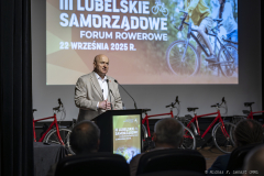 Marszałek Województwa Lubelskiego Jarosław Stawiarski wita uczestników forum z mównicy. W tle grafika wyświetlona na rzutniku z napisem "3 Lubelskie  Samorządowe Forum Rowerowe"