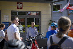 Prelegent Maciej Lubaś przemawiający do uczestników przejazdu rowerowego.