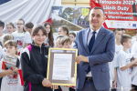 Dziewczynka otrzymuje dyplom od posła na Sejm Kazimierza Chomy