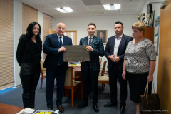 Marszałek Jarosław Stawiarski w towarzystwie kilkuosobowej delegacji z Turobina, prezentuje tablice pamięci