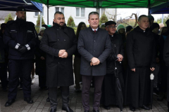 Członek Zarządu Jarosław Kwasek wraz z Wójtem Gminy Firlej Grzegorzem Siwkiem wśród uczestników wydarzenia. Otaczają ich, między innymi, członkowie policji oraz Kościoła. Cała grupa ludzi stoi pod namiotami.
