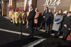 Moment przemówień okolicznościowych podczas odsłonięcia tablicy oraz obchodów jubileuszu miasta