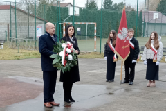 Złożenie kwiatów podczas uroczystości odsłonięcia tablicy