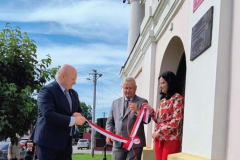 Marszałek Jarosław Stawiarki, Burmistrz Witold Kowalik, oraz Profesor Sabina Bober zwijający szarfę po jej zdjęciu z tablicy.
