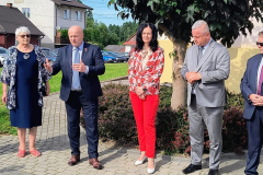 Marszałek Jarosław Stawiarki, Burmistrz Witold Kowalik, Profesor Sabina Bober oraz Zbigniew Nita podczas odsłonięcia tablicy. Marszałek gestykulując przemawia do uczestników wydarzenia. Marszałek Jarosław Stawiarki, Burmistrz Witold Kowalik, Profesor Sabina Bober oraz Zbigniew Nita podczas odsłonięcia tablicy. Marszałek gestykulując przemawia do uczestników wydarzenia.