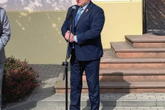 Marszałek Województwa Lubelskiego Jarosław Stawiarski przemawiający do zebranych podczas odsłonięcia tablicy pamięci. Marszałek Województwa Lubelskiego Jarosław Stawiarski przemawiający do zebranych podczas odsłonięcia tablicy pamięci.