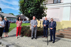 Zbigniew Nita przemawiający podczas odsłonięcia tablicy pamięci. Tuż obok niego stoją, między innymi, Marszałek Jarosław Stawiarki, Burmistrz Witold Kowalik oraz Profesor Sabina Bober. Zbigniew Nita przemawiający podczas odsłonięcia tablicy pamięci. Tuż obok niego stoją, między innymi, Marszałek Jarosław Stawiarki, Burmistrz Witold Kowalik oraz Profesor Sabina Bober.