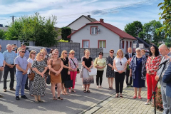 Liczna grupa uczestników wydarzenia wysłuchują wypowiedzi Marszałka mówiącego do mikrofonu i gestykulującego rękoma. Liczna grupa uczestników wydarzenia wysłuchują wypowiedzi Marszałka mówiącego do mikrofonu i gestykulującego rękoma.