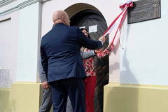 Marszałek Jarosław Stawiarki, Burmistrz Witold Kowalik, oraz Profesor Sabina Bober rozwijają biało-czerwoną kokardę ozdabiającą tablicę pamięci wiszącą na ścianie budynku. Marszałek Jarosław Stawiarki, Burmistrz Witold Kowalik, oraz Profesor Sabina Bober rozwijają biało-czerwoną kokardę ozdabiającą tablicę pamięci wiszącą na ścianie budynku.