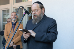 Rabin odmawiający modlitwę podczas uroczystości odsłonięcia tablicy w Nałęczowie