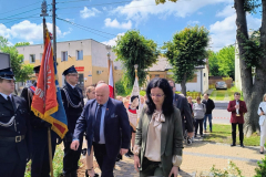 Marszałek Jarosław Stawiarski i prof. Sabina Bober idą wspólnie w kierunku budynku urzędu. W tle widać kilkunastu pozostałych uczestników wydarzenia stojących na zewnątrz