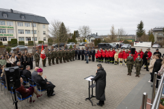 Uczestnicy odsłonięcia tablicy pamięci na placu w Siennicy Różanej