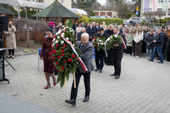 Marszałek Jarosław Stawiarski składa wieniec pod tablicą pamięci