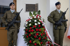 Warta honorowa przy tablicy pamięci