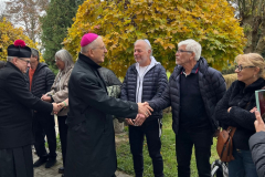 Członkowie Kościoła witają się ze społecznością żydowską która przybyła z Izraela. Jeden za drugim podają sobie dłonie i wymieniają się paroma słowami.