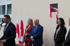 Zdjęcie przedstawia Marszałka Województwa Lubelskiego Jarosława Stawiarskiego, Wiceprzewodniczącą Sejmiku Województwa Lubelskiego Kamilę Grzywaczewską, Burmistrza Miasta Włodawy Wiesława Muszyńskiego, oraz kierownik Oddziału Upamiętniania Miejsc Martyrologii Urzędu Marszałkowskiego Województwa Lubelskiego profesor Sabinę Bober